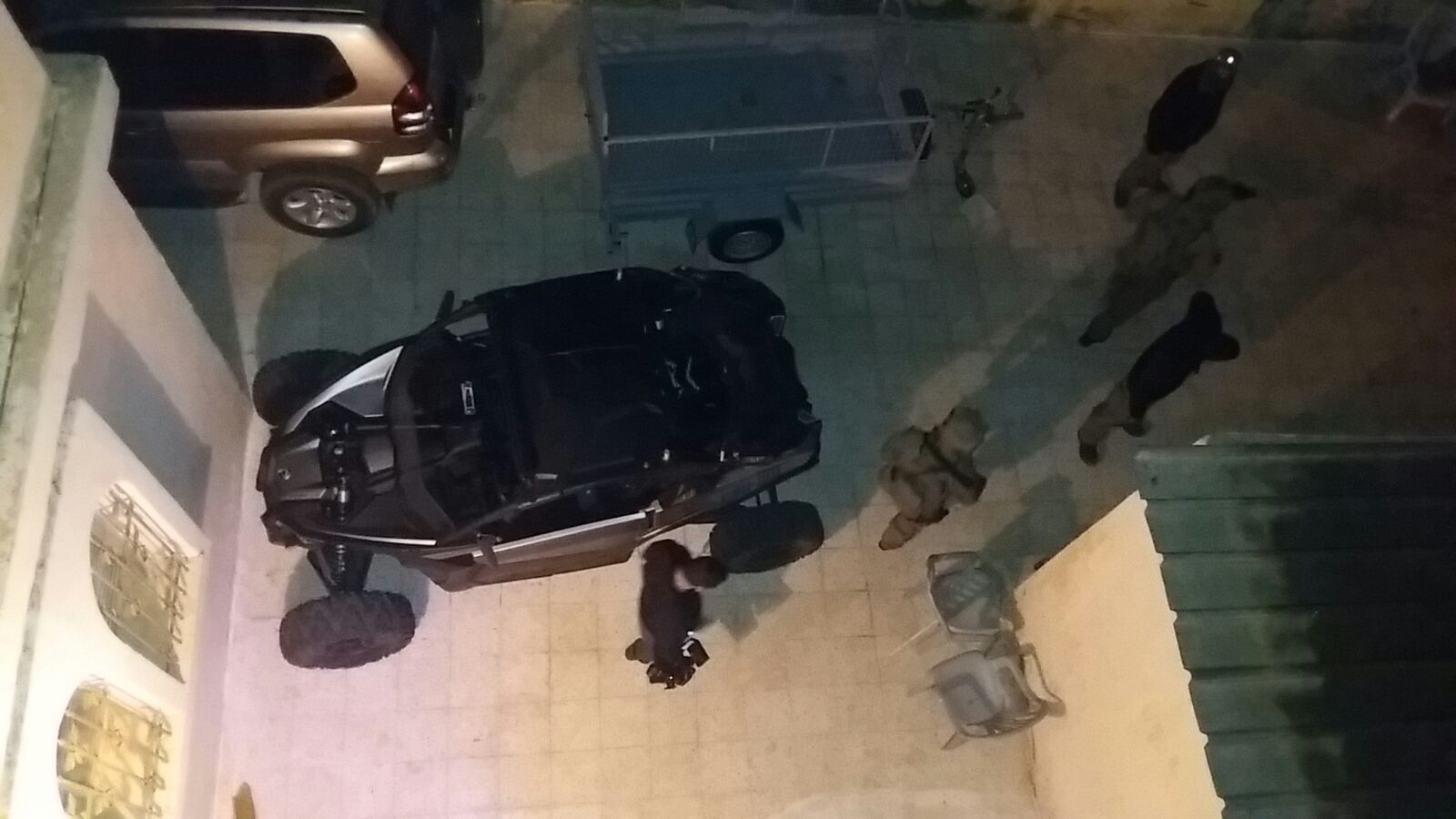 שוטרים בזירה, מחרימים את אחד הרכבים (צילום: דוברות המשטרה)